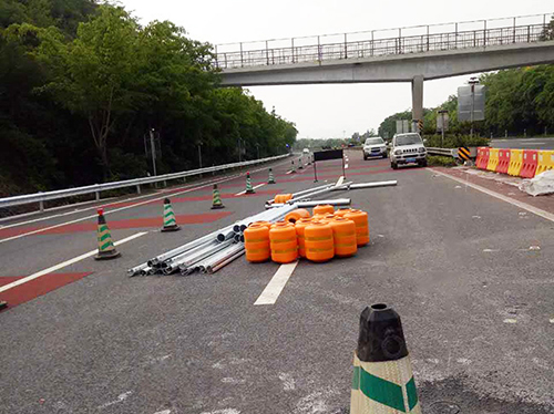 高速公路防撞護欄安裝