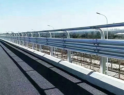 高速公路波形護(hù)欄